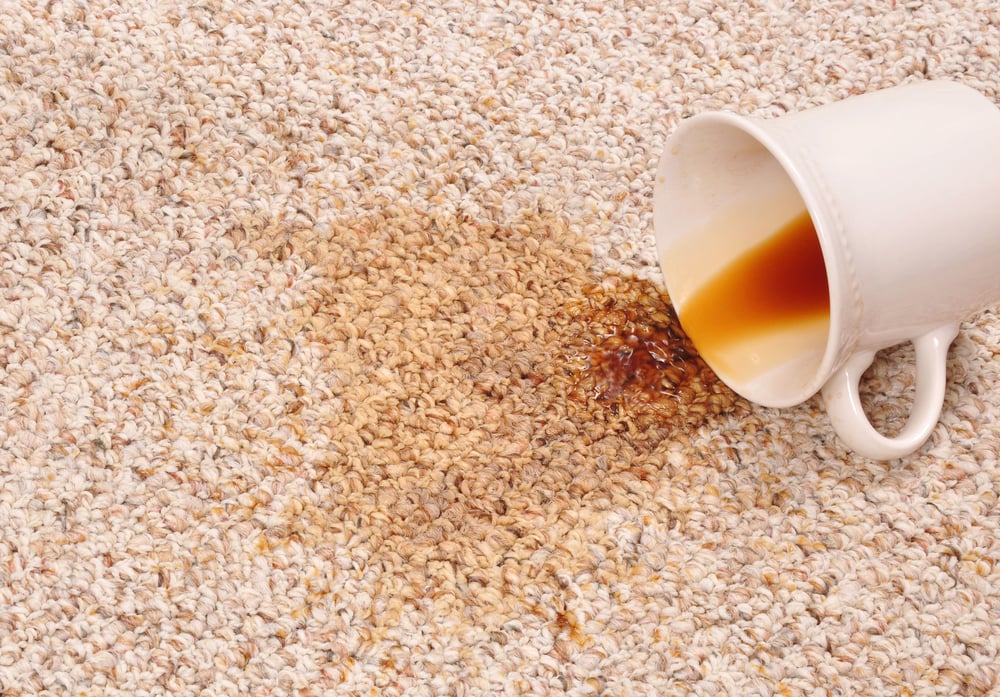 Kaffeeflecken auf Teppich
